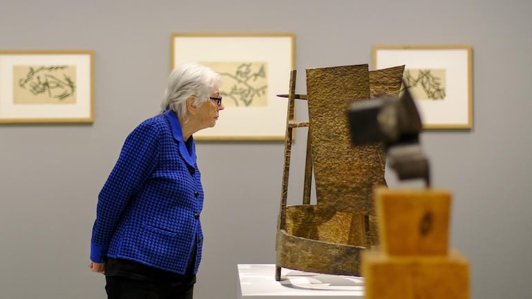 Una mujer observa varias de las obras expuestas en la muestra. EFE