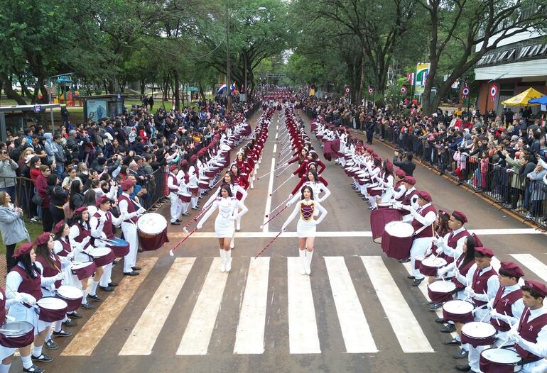 Además de los alumnos protagonistas, el desfile para celebrar la Independencia Nacional, convocó a una gran concurrencia.