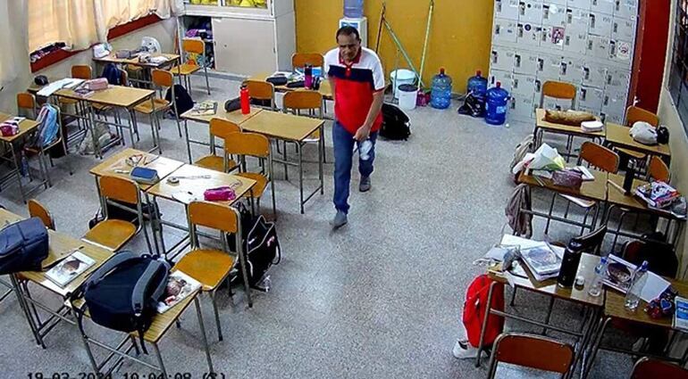 El maleante se pasea por el aula y recoge los celulares en el Colegio Técnico  Vocacional  Carlos Antonio López.