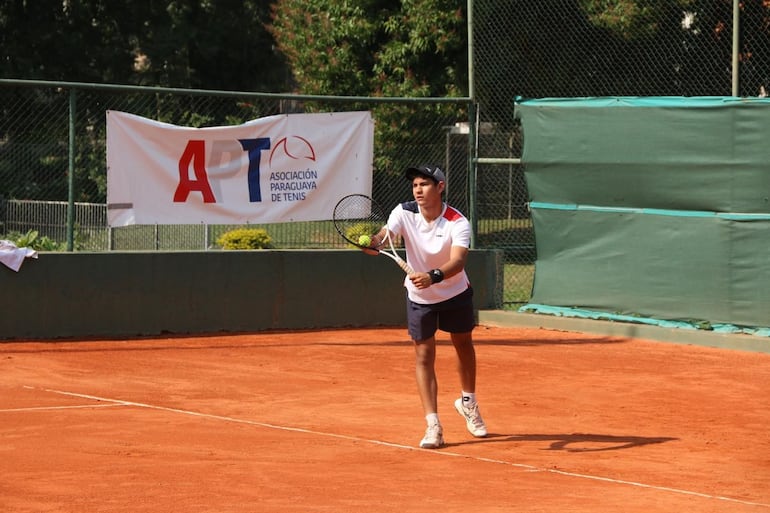 Alex Santino Núñez tuvo un mejor debut en el M15 Asunción que la semana pasada, avanzando a segunda ronda.