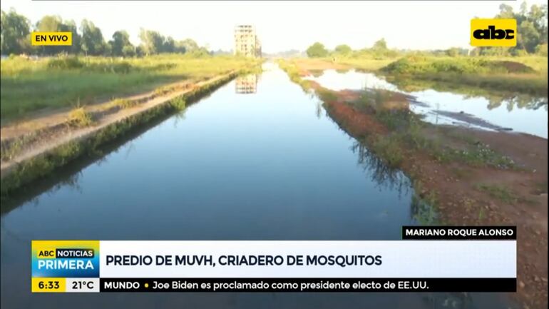 Cúmulos de agua que parecen hasta lagunas se ven en el predio.