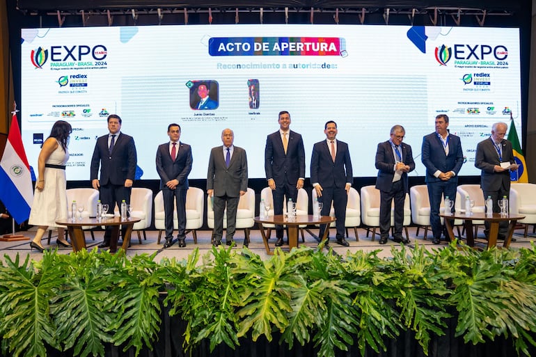 El presidente Santiago Peña (centro) junto a autoridades nacionales y el canciller Mauro Vieira en la Expo Paraguay Brasil.