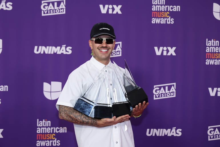 El cantante colombiano Feid posa con sus premios en los premios Latin American Music Awards, en Las Vegas, Nevada.