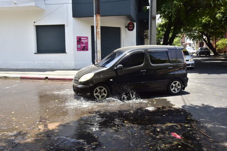 En Antequera y Tte. Fariña, hay pérdida de agua desde hace un mes. Pese a los reclamos realizados por vecinos, la Essap no responde. 