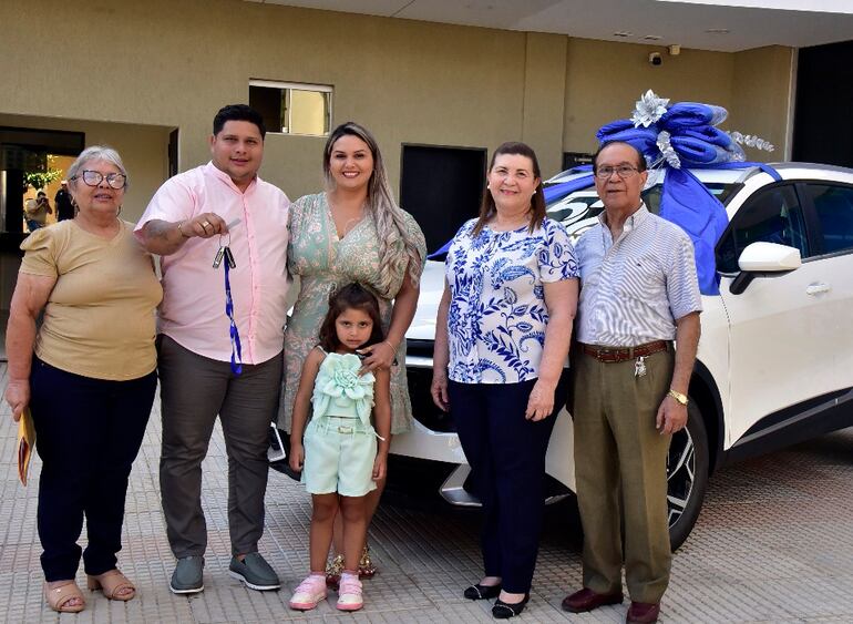 José Agustín Samudio recibe su premio en compañía de su familia y directivos de Coomecipar.