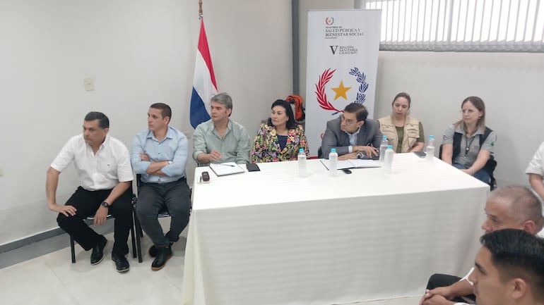 Autoridades locales y nacionales reunidos para el debate sobre el vertido de agua residuales en río Tebicuarymi.