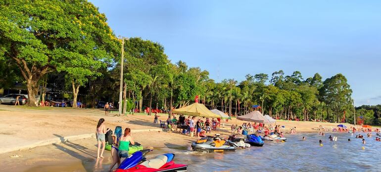 La playa Nativa es uno de los espacios turísticos más visitados del Alto Paraná en temporada veraniega.