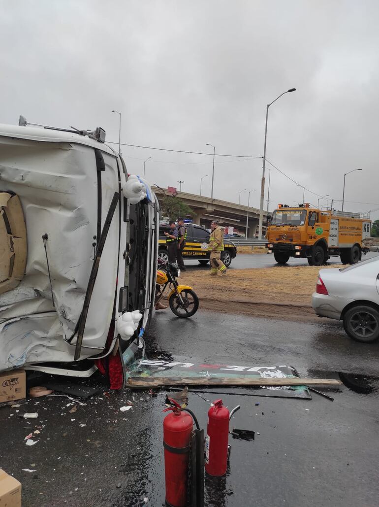 Camión volcado en zona del Remanso.