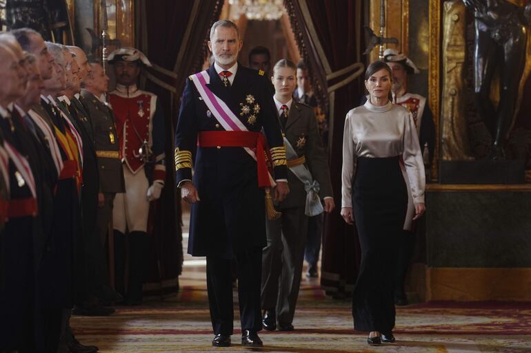 La princesa Leonor, el rey Felipe VI, y la reina Letizia, durante la recepción del pasado sábado 6 de enero en el Palacio Real con motivo de la Pascua Militar.(EFE/ Borja Sanchez-Trillo POOL)
