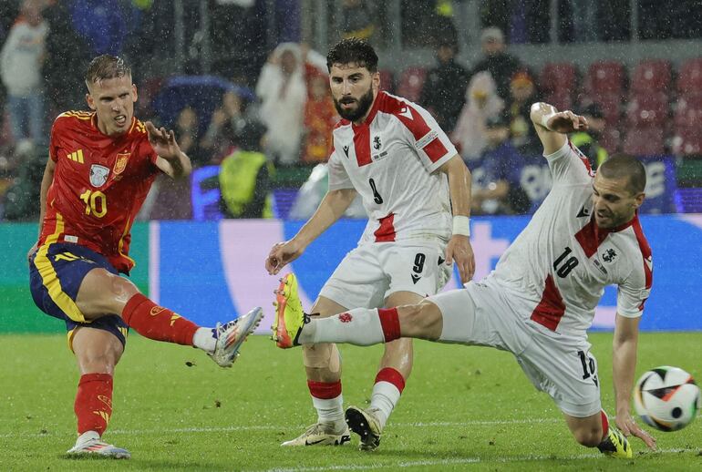 Cologne (Germany), 30/06/2024.- Daniel Olmo (L) of Spain in action during the UEFA EURO 2024 Round of 16 soccer match between Spain and Georgia, in Cologne, Germany, 30 June 2024. (Alemania, España, Colonia) EFE/EPA/RONALD WITTEK
