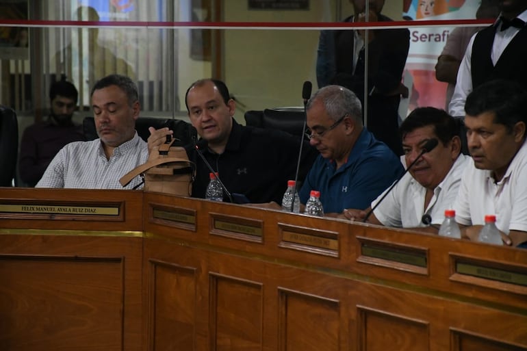 El concejal Félix Ayala se retiró de la sesión de la Junta Municipal ayer, en medio del candente debate sobre el pedido de renuncia al intendente de Asunción, Óscar "Nenecho" Rodríguez (ANR - Cartista).