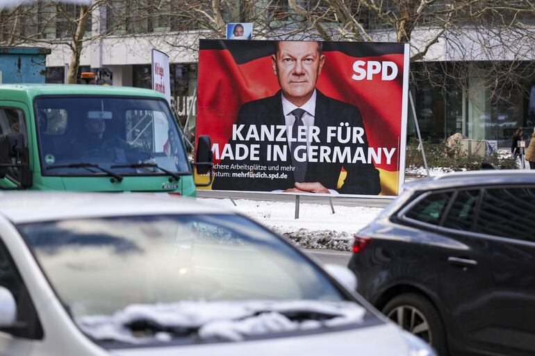 Un cartel de campaña electoral del Canciller alemán Olaf Scholz se exhibe en Berlín, Alemania.