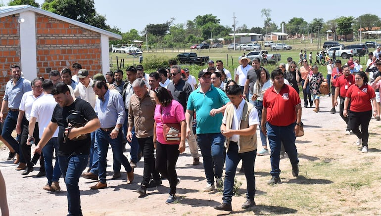 Presidente de la República y comitiva llegando a la comunidad de Guaicá.