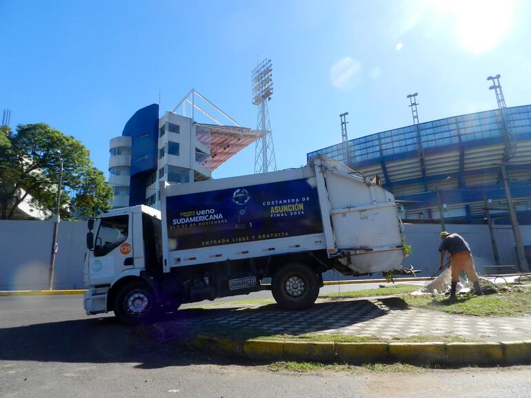 Arreglan inmediaciones del estadio General Pablo Rojas La Nueva Olla para la final de la Copa Sudamericana de Fútbol entre Racing de Argentina y Cruzeiro de Brasil.