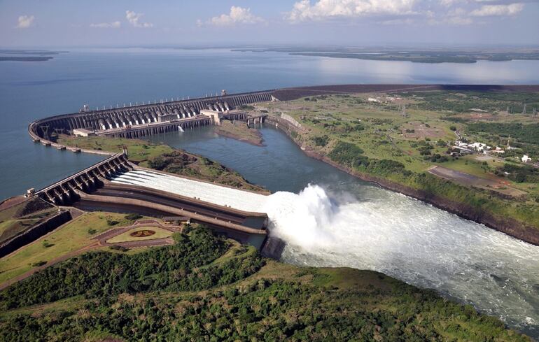 Represa hidroeléctrica Itaipú con una de las canaletas de su vertedero abierta (archivo).