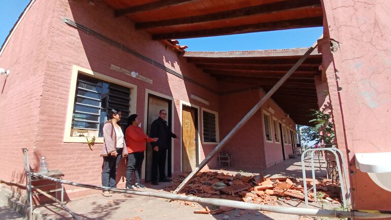 Docentes y padres de familia urgen el arreglo del pabellón.