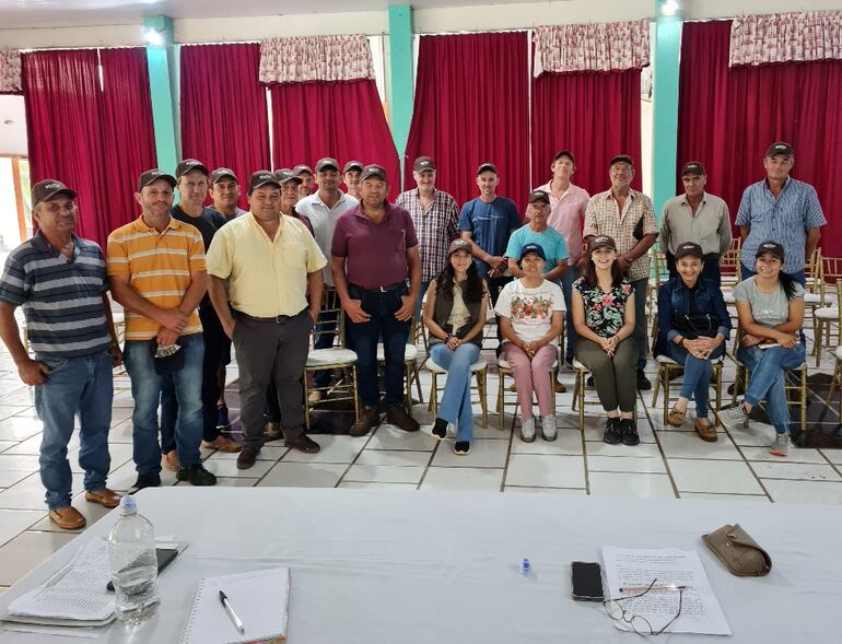 Parte del grupo de pequeños productores arroceros que vienen trabajando con el proyecto Kopia/IPTA.