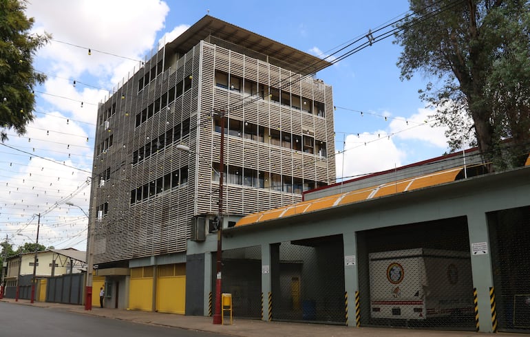 Fachada principal de la fábrica de embutidos Ochsi en la ciudad de San Lorenzo (Paraguay). EFE/ Nina Osorio