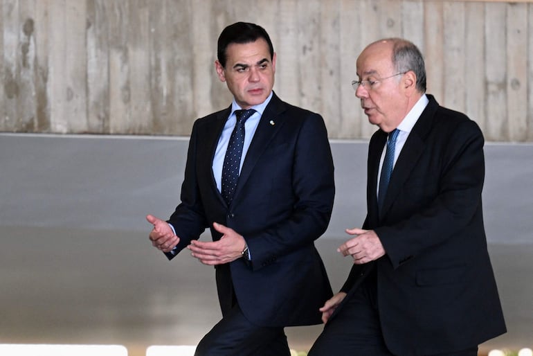 El ministro de Exteriores de Paraguay, Rubén Ramírez (i) es recibido en Brasilia por el canciller de Brasil, Mauro Vieira. (AFP)