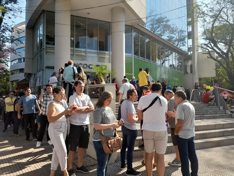 Numerosos argentinos y argentinas forman una larga fila en el consulado argentino en Asunción para las elecciones generales del país vecino.