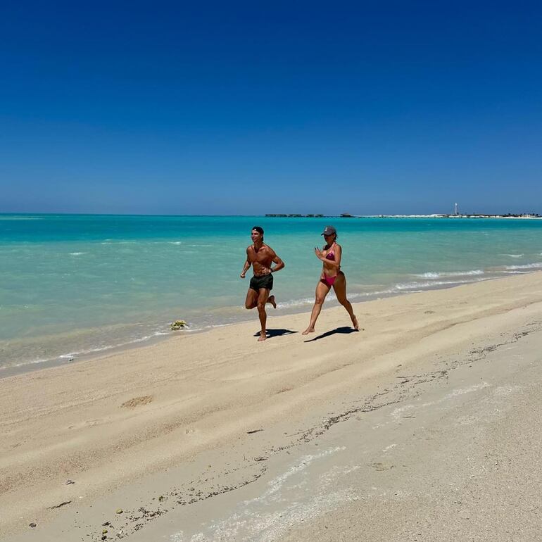 Cristiano Ronaldo y Georgina Rodríguez corriendo juntos a orillas del mar. 
(Instagram/Cristiano Ronaldo)