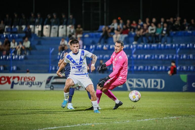 Juan José Giménez (i), futbolista de Sportivo Ameliano, disputa el balón en el partido frente a Sportivo Trinidense por la fecha 16 del torneo Clausura 2024 del fútbol paraguayo en el estadio Luis Alfonso Giagni, en Villa Elisa, Paraguay.