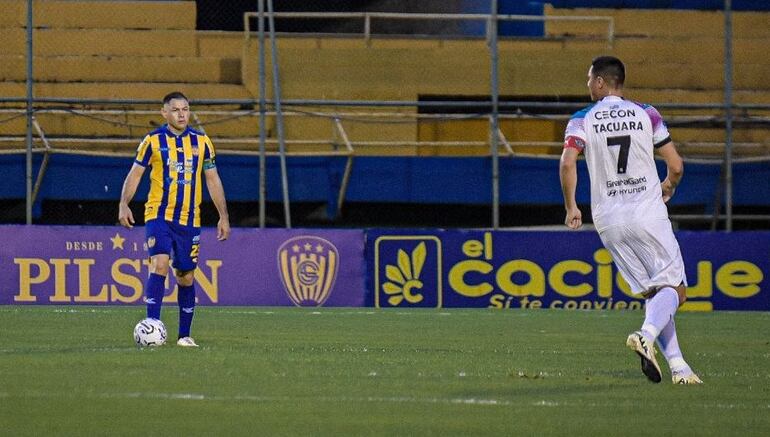 El zaguero y capitán auriazul, Pablo Aguilar domina el esférico ante la presencia de Óscar "Tacuara" Cardozo. (Foto: Sportivo Luqueño)