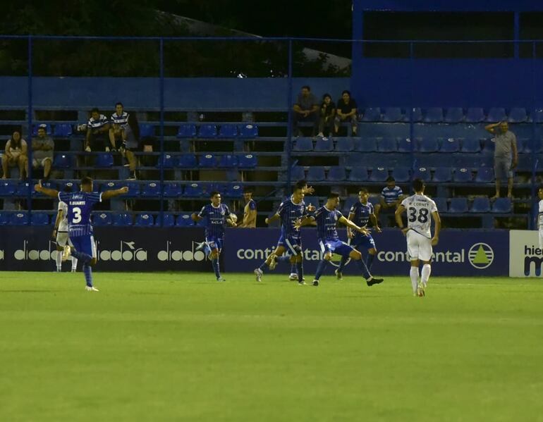 Rolando García Guerreño celebra el único gol de la victoria de Sol de América ante 2 de Mayo.