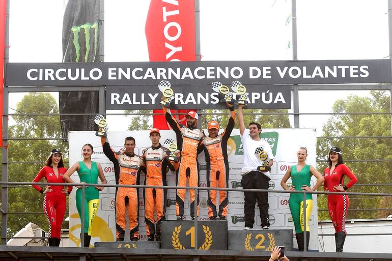 Podio de la general del Rally Trans-Itapúa, encabezado por Agustín Alonso con Edgardo Galindo, acompañados por Augusto Bestard, segundo y Nicolás Tómboly con Juan José Sánchez, terceros.