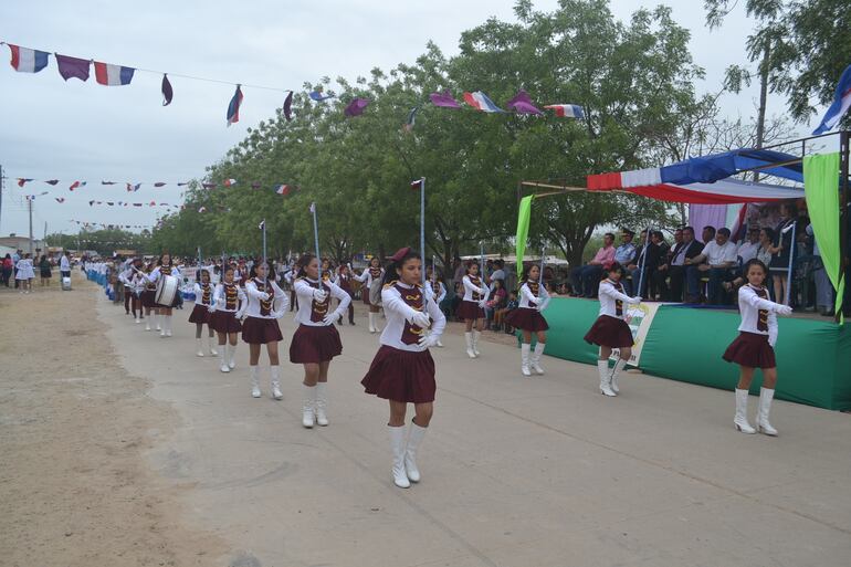 Chiroleras de la escuela Andrés Rivarola dieron brillo al desfile estudiantil en Toro Pampa.