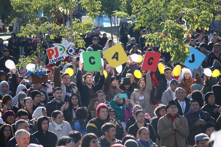 Grupos de alegres jóvenes católicos animaron la misa desde la explanada del santuario. 