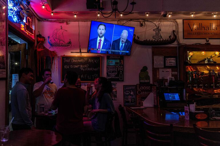 El debate vicepresidencial de Estados Unidos se transmite en los televisores de los bares a pocas cuadras del CBS Broadcast Center en la ciudad de Nueva York.