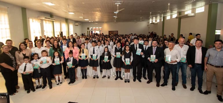 Una foto de los alumnos escritores posando con las autoridades que participaron del evento.