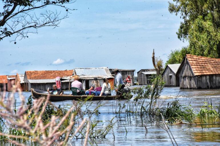 El gobernador de Itapúa, Javier Pereira (PLRA) recorre a bordo de un bote el sector de Puerto Carrizal, totalmente bajo aguas.