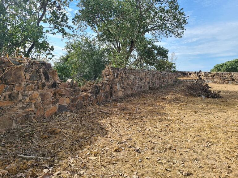 En varios sectores del Fuerte se puede observar el desprendimiento de piedras.