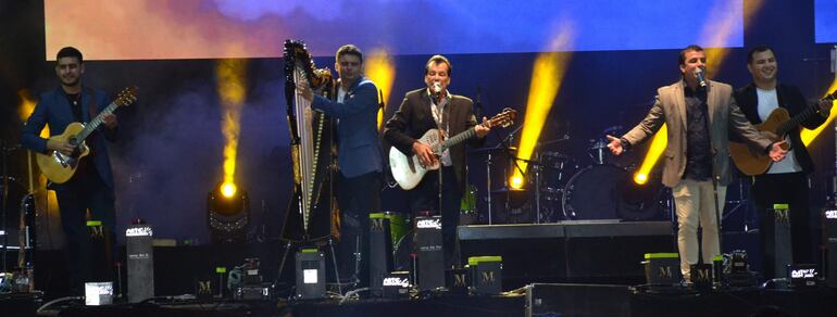 Ernesto Ruiz primera voz de los Junior´s cantando a lado del yuteño, Marcelo Rojas.