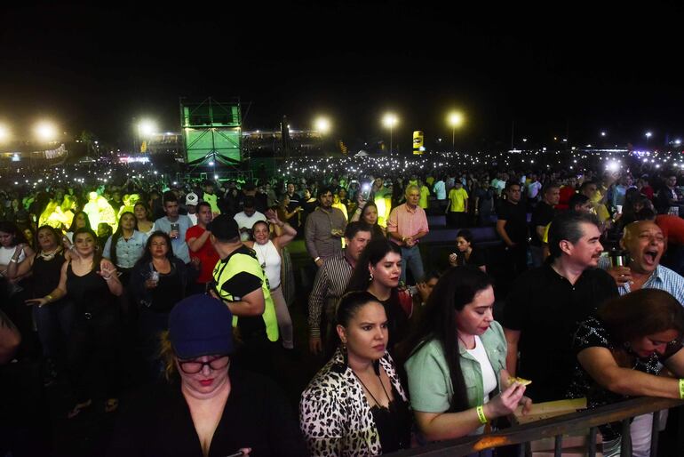 La lluvia y el viento no detuvieron al público que bailó y disfrutó de una noche a pura cumbia.