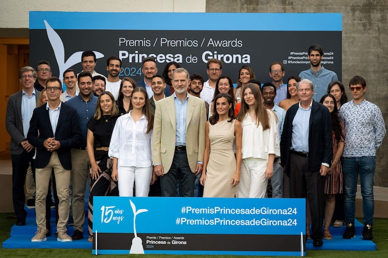 Los reyes de España, la princesa Leonor y la infanta Sofía posando con los ganadores de los Premios Princesa de Girona. (EFE/David Borrat)
