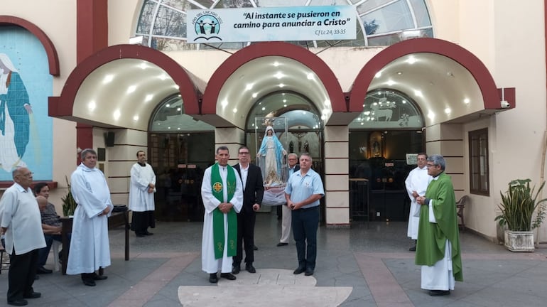 La novena de la Virgen de la Medalla Milagrosa inició con una procesión por la ciudad.