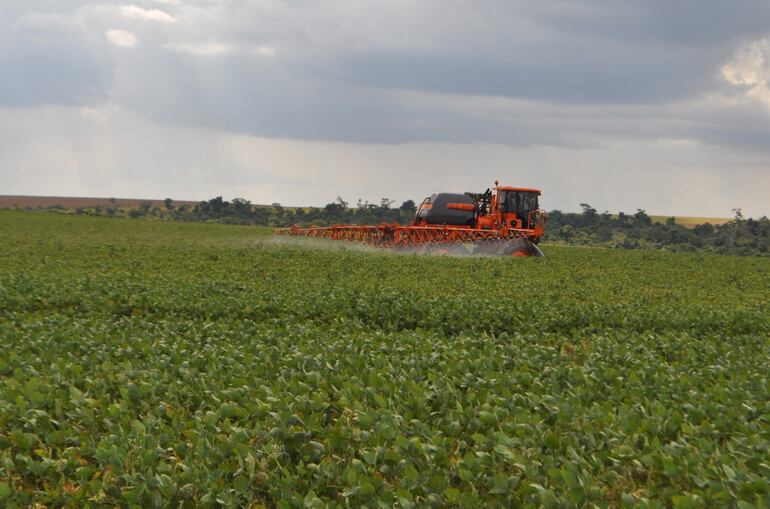 La aplicación de productos defensivos en cultivos es toda una ciencia, y el uso de coadyuvantes es una herramienta importante dentro de este trabajo.