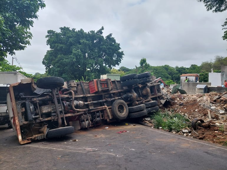 accidente vuelco camión Lambaré