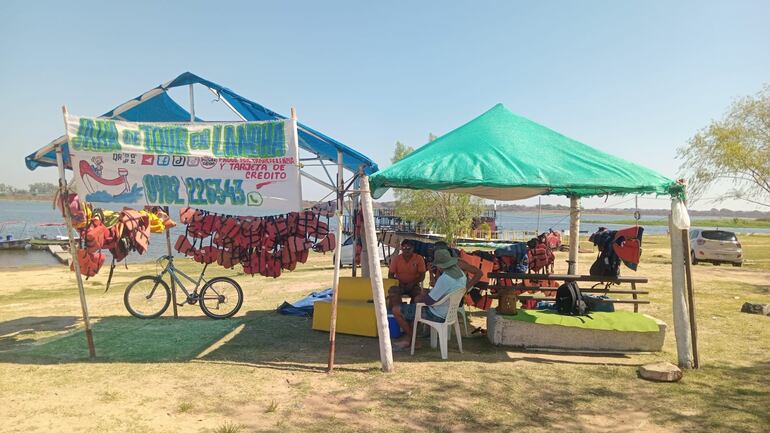 Para que pueda ubicar con facilidad el sitio en el que se encuentra Jaha de tour en lancha, el toldo está ubicado bajando en línea recta desde el cartel de Yo amo Asu.