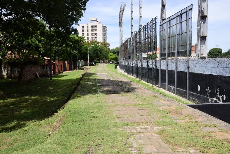 La gradería del club Libertad se ubica a siete pasos (siete metros) de un lado del antiguo diseño de la vías del tren.