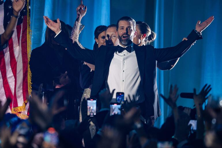 Donald Trump Jr. baila en el escenario durante la presentación del grupo The Village People de la música YMCA durante el baile inaugural de su padre como el presidente número 47 de los Estados Unidos.