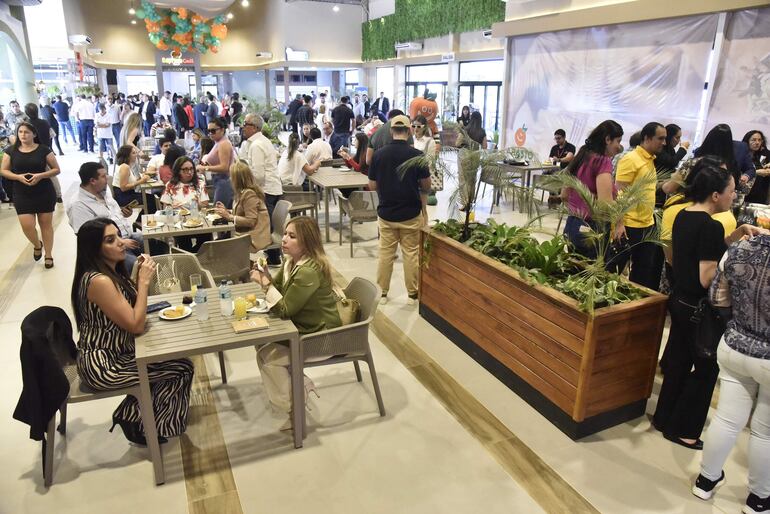 El patio de comidas del Abasto Este está ideado para congregar a las familias con el fin de disfrutar de la variada gastronomía ofrecida por los locatarios.