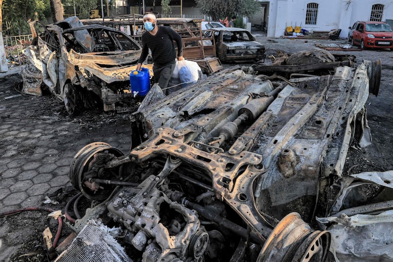 Automóviles destruidos en el hospital Al Ahli en Gaza, este miércoles.