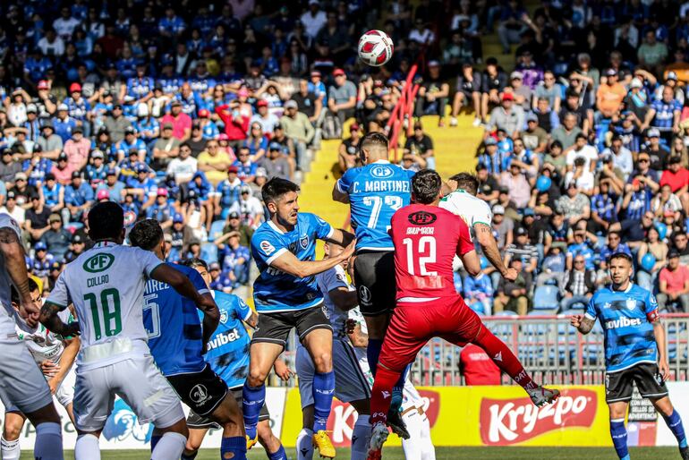 El paraguayo Cris Martínez, futbolista de Huachipato, salta a cabecear un balón en el partido de la última fecha de la Primera División de Chile en el estadio CAP.