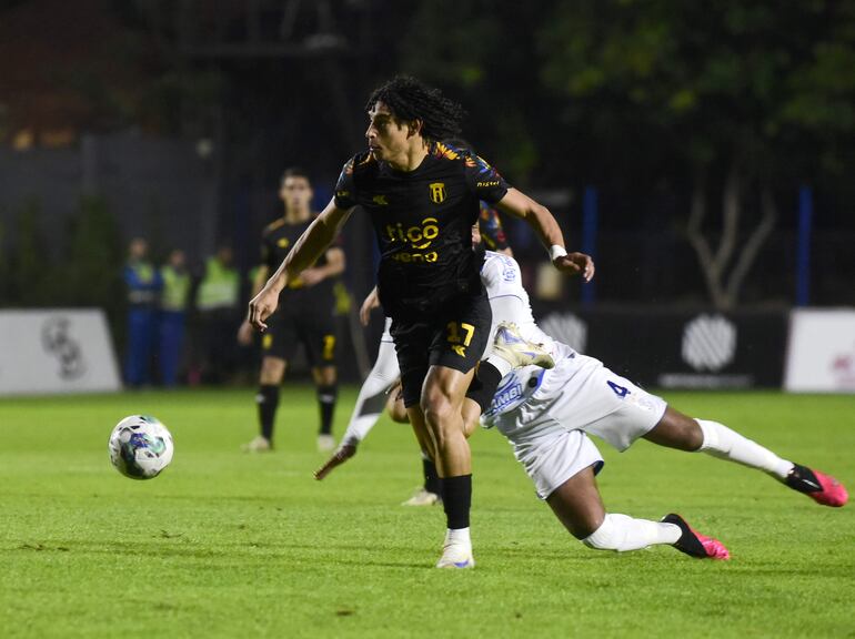 Adrián Alcaraz, a pura potencia, supera la marca del defensor de Ameliano Thomás Gutiérrez.