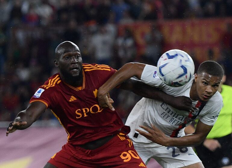 Romelu Lukaku, delantero belga de Roma, disputa el balón con Malick Thiaw, defensor alemán del Milan.