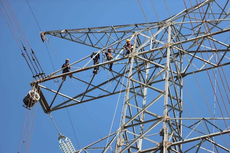 Torre de alta tensión del sistema de transmisión de la ANDE.